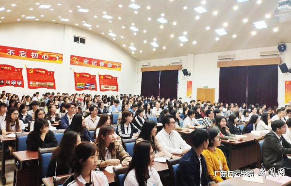 學(xué)員認真聆聽(tīng)黨課p.jpg