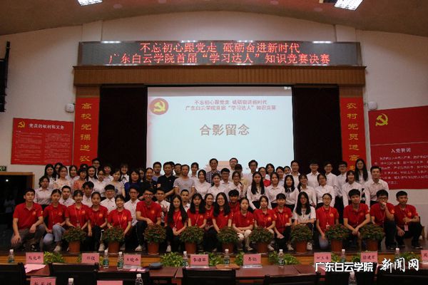 老師和學(xué)生合影.jpg
