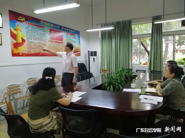 易書(shū)記在指導“雙帶頭人”工作室建設.jpg