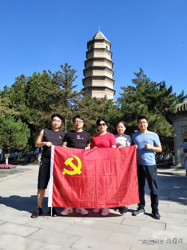 總支委員寶塔山下合影留念.jpg