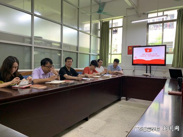 劉劍鋒書(shū)記在支部組織生活會(huì )上發(fā)言.jpg