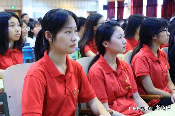 現場(chǎng)黨員認真聆聽(tīng)1.jpg