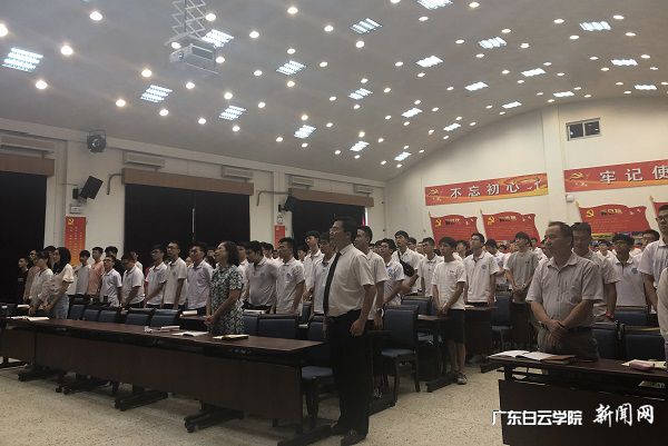 師生共同唱響歌曲《我和我的祖國》.jpg