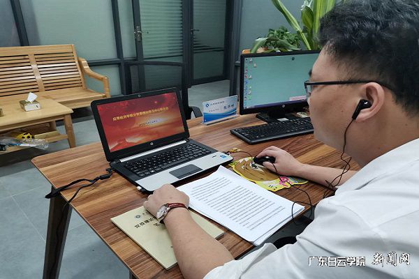 應用經(jīng)濟學(xué)院分黨委書(shū)記張澤彬主持會(huì )議.jpg