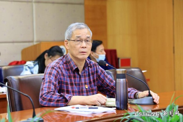 黨委副書(shū)記易鋼主持會(huì )議.jpg