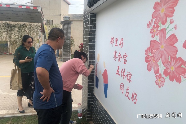 教工黨支部書(shū)記方建松現場(chǎng)指導墻繪2.jpg