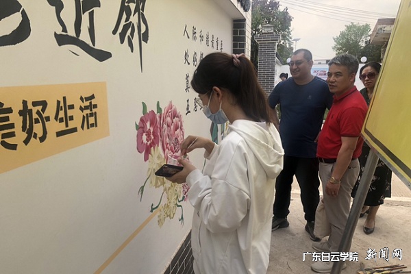 教工黨支部書(shū)記方建松現場(chǎng)指導墻繪1.jpg