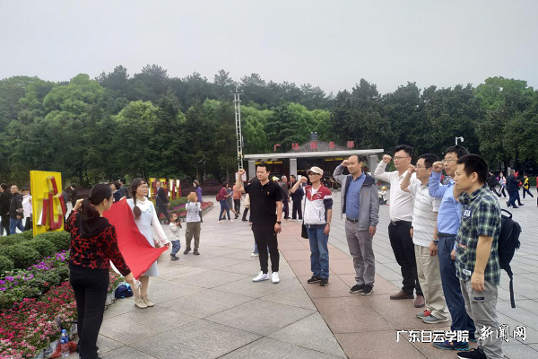 應用經(jīng)濟學(xué)院教工黨支部在毛澤東廣場(chǎng)舉行黨員誓詞宣誓儀式.png