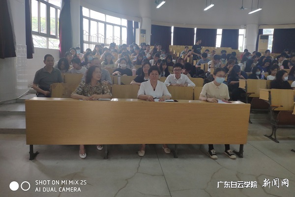 馬院老師和學(xué)生在聽(tīng)課.jpg